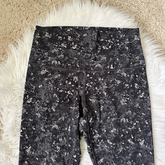 {Lululemon} Wunder Under Crop High-Rise Roll Down Scallop Full-On Luxtreme 23" - Picture 2 of 9